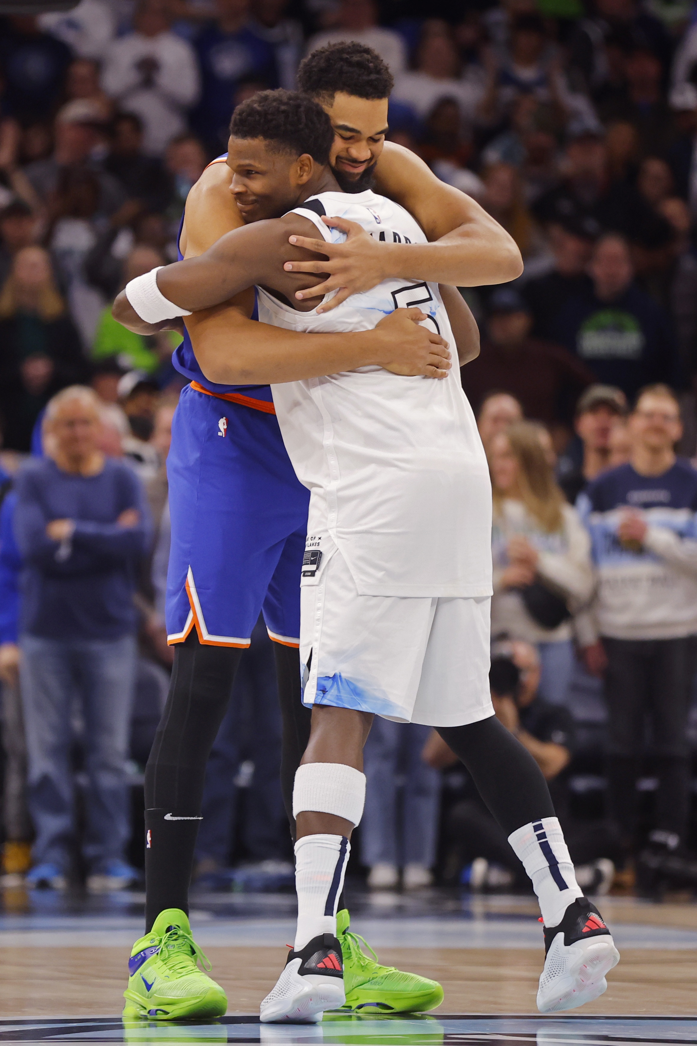 开云体育下载-爱德华兹成为森林狼队史第三位一万分先生 比肩加内特和唐斯