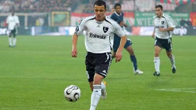 开云APP-那个把莱万挤到第3级联赛的人 被酒精毁掉了青春…