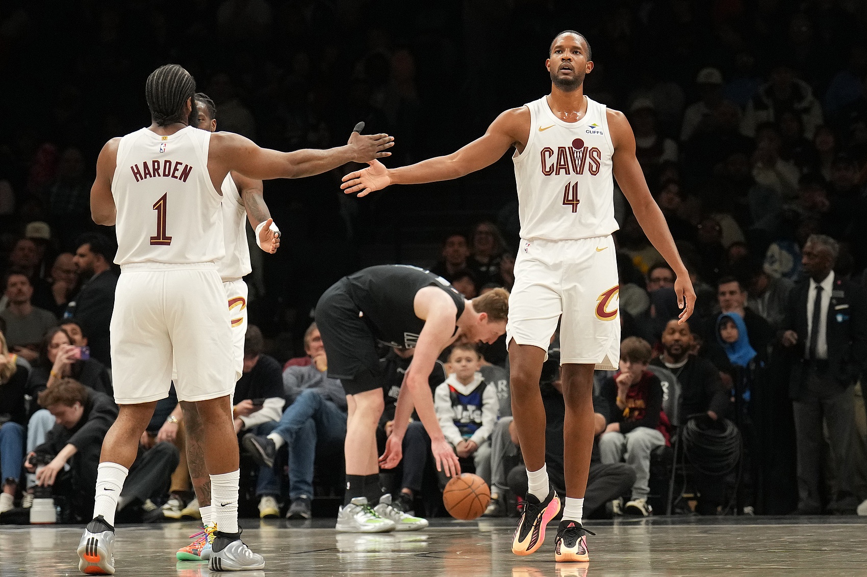 开云官网-阿特金森谈莫布里表现：只要把掩护做扎实了 哈登就能把球传给他