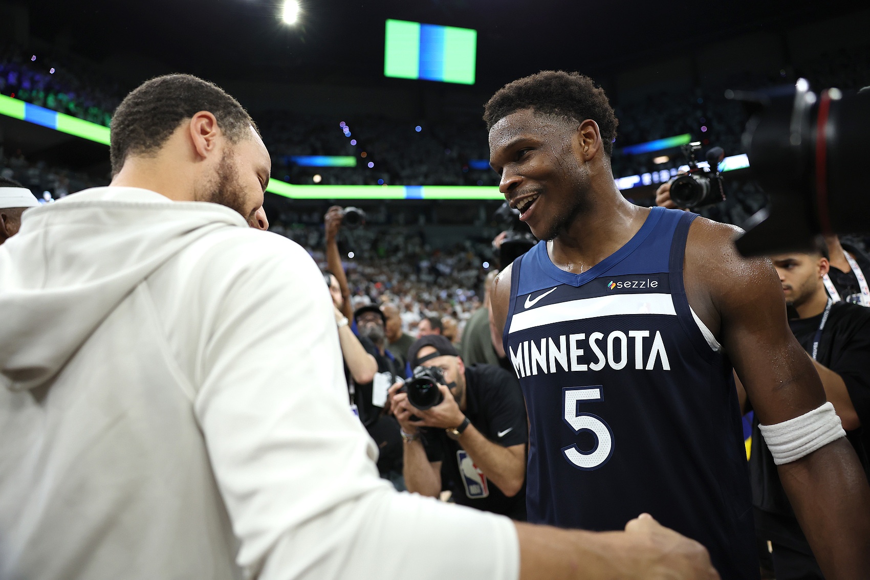 开云体育下载-爱德华兹：库里是我兄弟&amp;我爱他的一切 他是最伟大控卫 不太懂rap